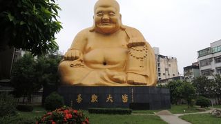 笑った顔の大きな金色の布袋様