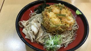 駅前でそばの茹でる香りがたまりません