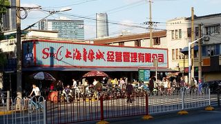 パソコンやスマホ関連商品が豊富。B級品も交じっていて、品質に目をつむれば結構楽しめます。