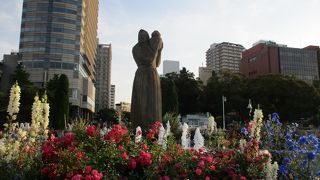 山下公園  噴水に建つ