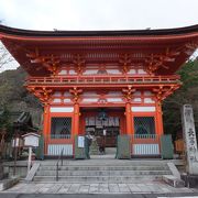 園城寺のおとなり。楼門が立派。