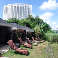 ビーチ沿いの有料休憩施設のカバナが素敵