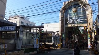 天井が高い活気のある商店街でした。