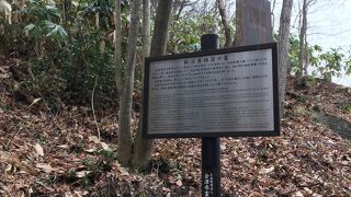 少し離れたところにある