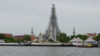 工事の足場に囲まれています