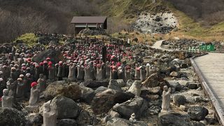 硫黄の臭いが漂う