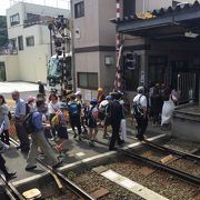 鎌倉駅から来たら、線路を横断しないと駅を出られません！駅前に100均があり便利です！