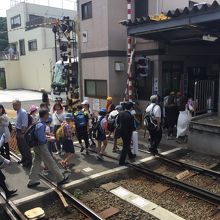 鎌倉駅から来たら、線路を横断しないと駅を出られない構造です！