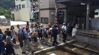 鎌倉駅から来たら、線路を横断しないと駅を出られません！駅前に100均があり便利です！