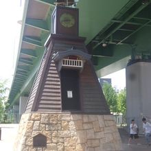 中央に小さく白く見える部分が”調整中”の掲示です。