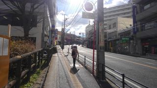 横須賀中央駅に隣接する坂