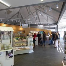 ショップ、カフェレストラン、チケット売り場があります