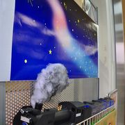 待合室を兼ねる観光物産館には宮沢賢治の作品「銀河鉄道の夜」にちなんだ蒸気機関車の模型の展示があった