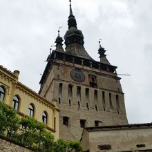 時計塔を見上げる