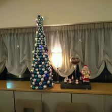室内はクリスマスの飾りつけでした。