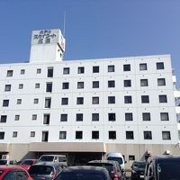 手前に駐車場があります