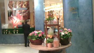 客は多いが、もう少しメインディッシュが欲しいかな？