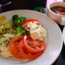 サラダや魚、フープなど