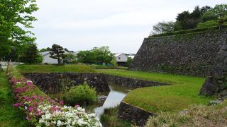 ２重の堀が残る。
