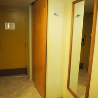 姿見・金庫・クレーゼット・机に冷蔵庫・ポットなどあり