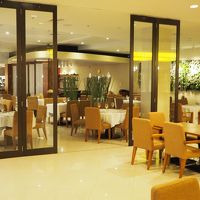 フロント前にレストランやコンビニあります