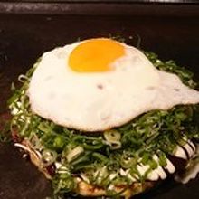 お好み焼きに中にも上にも卵！