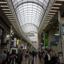 お客さんで賑わう商店街