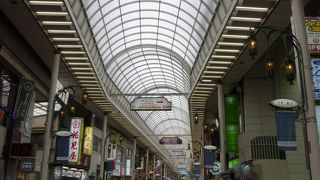 色んな店が建ち並ぶ場所