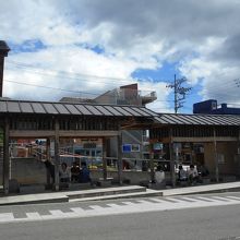 手前にある無料の足湯です