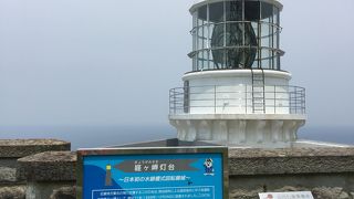 駐車場か急な坂道をのぼります