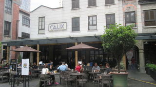 昼間からお酒を飲んでます。