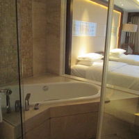 バスルームと寝室がまる見え。