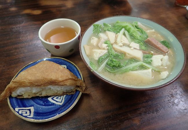 味噌汁が美味しい。いなり寿司は沖縄風で、大きい。昼時は込んでいる。