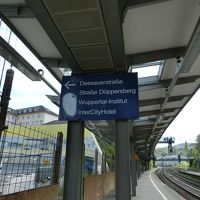 駅から行く際にはこの看板に従って行く