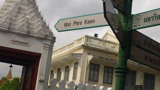 ワットプラケオの観光客の出入口の白い門