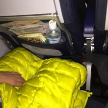 わかりにくいですが、足を組めません