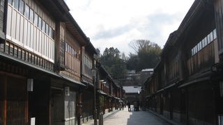 出格子の建物が素敵な街並み