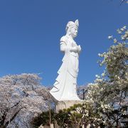 船岡城址公園の頂上に建つ白亜の観音様