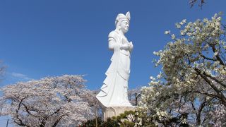 船岡城址公園の頂上に建つ白亜の観音様