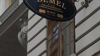 ウィーンで一、二を争う人気のカフェ。開店早々に行きましょう。