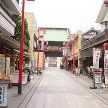 商店街の終点は西新井大師の山門です