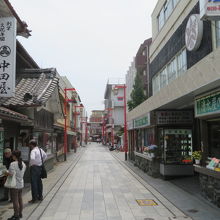 山門からみた商店街