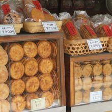 お煎餅が店頭に並んでいます