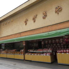 間口が広いお店です