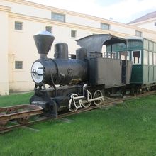 博物館の建物と展示されている機関車