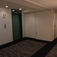 エレベータホール　廊下が広いです