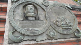 八重洲口の大通りの「平和の鐘」のところにあります