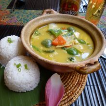 カレー。全く辛くなく、むしろ野菜の甘みを感じます。