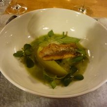 トンレサップ湖産の魚。グリーンのスープはほんのりスパイシー