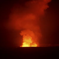 部屋から夜のキラウエア火口を撮影